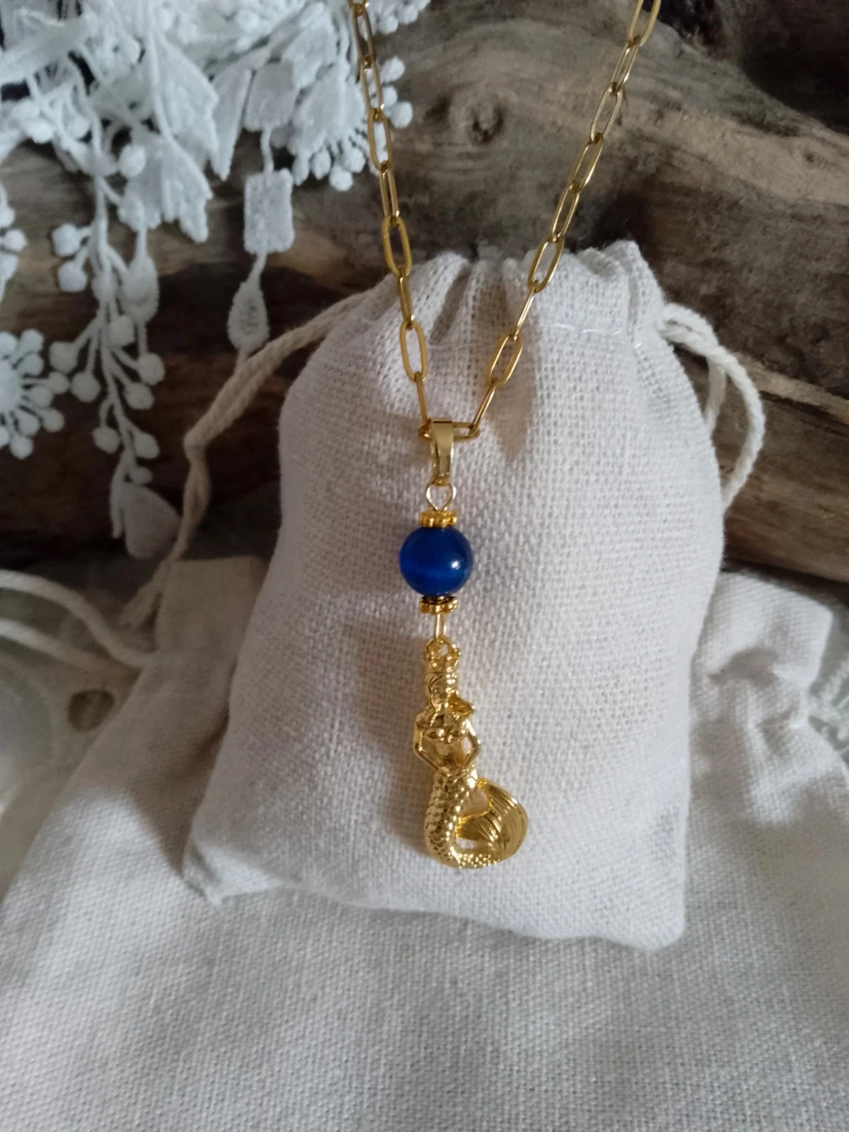 Collier sirène dorée avec pierre oeil de chat bleu ocean